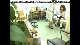 Asyalı Kızın Kadın Doktorla Erotik Karşılaşması