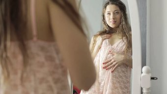 Rus Genç Evde Oyuncaklar Ve Parmaklama Ile Zevk Keşfediyor