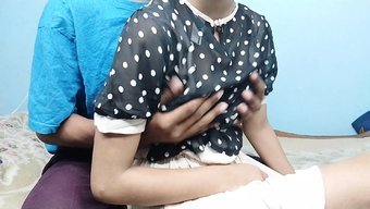 Desi Karısı Göğüsleriyle Sikişiyor Ve Kirli Konuşmalar Yapıyor