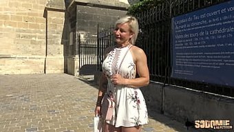 Göğüslü Sarışın Milf Anal Seks Alıyor