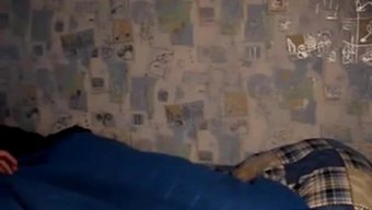 Esmer Güzellik, Kamerada Koyu Saçlı Erkeği Sürüyor