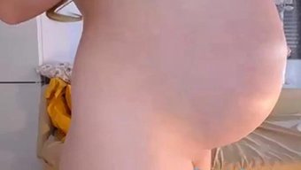 Hamile Güzellik, Web Kamerasında Samimi Anlarını Paylaşıyor