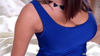 Romen Seks Tanrıçası Duygusal Jane, Iri Göğüslü Sevgilileri Heyecanla Izlerken Büyük Bir Yarrağı Sürüyor