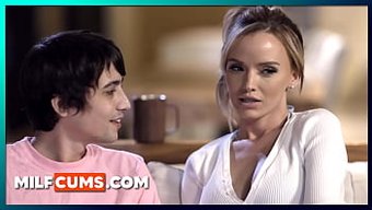 Üvey Annesinin Üvey Oğluyla Samimi Karşılaşması Sabahın Erken Saatlerinde Uyanmaya Ve Yoğun Orgazma Yol Açıyor