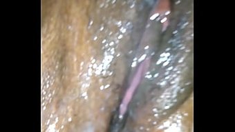 Siyah Kızın Islak Amı Kraliyet Muamelesi Alıyor