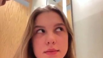 Doğal Memeler Ve Büyük Popolu Bbw, Halka Açık Alanda Mastürbasyon Yapıyor.