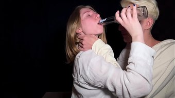 Arkadaşımın Kızını Ev Partisinde Sertçe Becerdim, Fışkırdı.