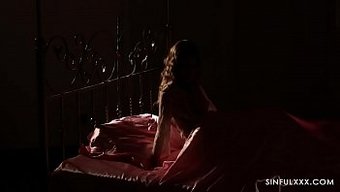 Azgın Hizmetçi, Işverenini Sert Bir Lezbiyen Buluşmasıyla Baştan Çıkarıyor