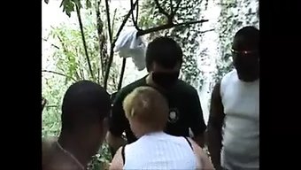 Avrupalı Tombul Amatör, Büyük Siyah Yarrağıyla Grup Seks Yapıyor