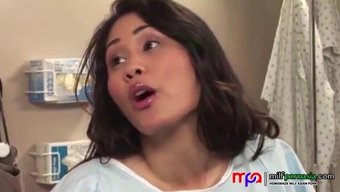 Güzel Hasta, Serin Doktoruyla Sıkı Bir Am Sikişinin Tadını Çıkarıyor