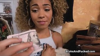 Kırık Siyah Genç Kızın Bir Mağazada Oral Seks Yaptığı Pov Videosu