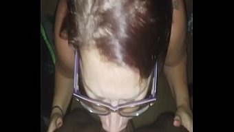 Sarışın Milf'In Sabah Ritüeli: Oral Zevk Ve El Işi