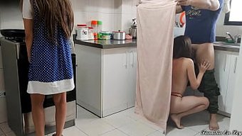 Arkadaş, Milf Ve Kocasının Mutfak Ilişkisine Giriyor