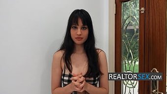 Genç Bir Üniversite Öğrencisi, Profesörünün Ofisine Özel Bir Ders Için Geri Dönüyor.