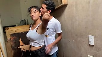 Tombul Bir Kız Olan Emilys Perez, Üvey Babasının Evdeki Çamaşır Odasında Onunla Seks Yapmasına Izin Veriyor