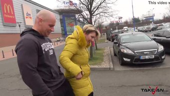 Minibüste Sert Ve Derin Seven Sert Ve Kaba Bir Fahişe Ile Halka Açık Seks