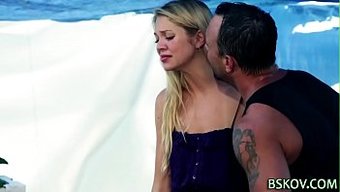 Muhteşem Dolgun Göğüslü Bebek, Iki Şanslı Adamla Sert Bir Üçlüden Zevk Alıyor