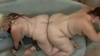 Büyük Göğüslü Kadın Büyük Poposuyla Hakimiyet Kuruyor