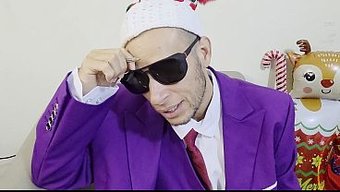 Üvey Baba, Yılbaşını Kıvrımlı Üvey Kızının Amıyla Kutluyor.