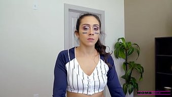 Üvey Anne Lauren Phillips, Yasak Cinsel Deneyimlerle Genç Adamı Baştan Çıkarıyor