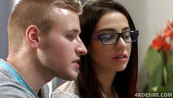 Genç Bir Fotoğrafçı, Deneyimli Bir Çiftten Zevk Sanatını Öğreniyor.