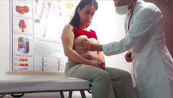 Jinekologun Muayenesi Bir Anda Ateşleniyor, Latin Hasta Jennifer Pimenta'Yı Parmaklayıp Sikişiyor.