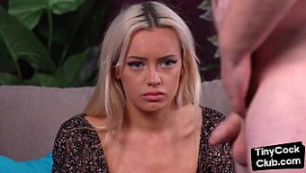 Elbise Ve Topuklu Ayakkabı Giyen Amatör Bebek, Iki Yarrağı Memnun Ediyor