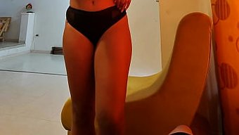 Fitness Meraklısı Mishell, Bir Casting Röportajında Hareketlerini Sergiliyor.