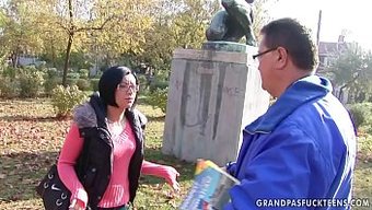 Cassy'Nin Ev Sahibi: Yaşlı Bir Adamla Sıcak Bir Buluşma