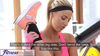 Fitnessroom'Un Göğüslü Kişisel Antrenörü, Spor Salonu Bebekle Antrenman Seks Için Can Atıyor