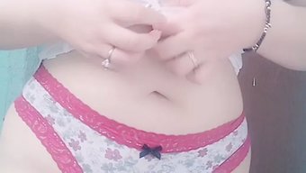 Meksika'Dan Ateşli Orta Yaşlı Latin Kadın, Dolgun Bir Arka Ucuyla Işyerinde Soyunuyor Ve Çekici Büyük Kalçalarını Sergiliyor