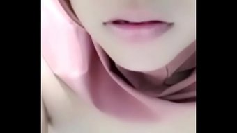 Ateşli Ev Hanımı Kendini Okşuyor, Amı Derin Zevk Için Yanıp Tutuşuyor.