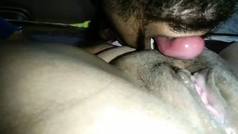 Hintli Milf, Üstte Sert Bir Cowgirl Yolculuğunun Tadını Çıkarıyor