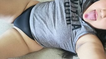 Genç Bir Kadın, Kız Kardeşinin Seks Oyuncağını Kullanarak Kendini Zevke Getiriyor.