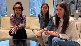 Genç Üniversite Kızı, Vahşi Bir Grup Seks Sırasında Birden Fazla Erkek Tarafından Beceriliyor