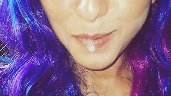 Latina Genç, Tek Başına Anal Oyunda Büyük Bir Dildoyla Oynuyor