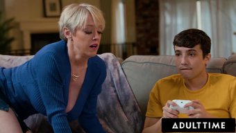 Milf Dee Williams, Üvey Oğlu Video Oyunları Oynarken Vibratörle Eğleniyor.