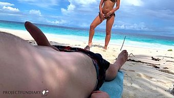 Büyük Bir Yarrakla Halka Açık Bir Plajda Vahşi Bir Sürüş Izleyin - Projectfundiary