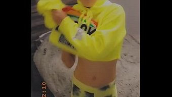 Genç Beyaz Kız, Blm Rallisindeki Geçmiş Köleliğini Telafi Etmek Için Oral Zevk Veriyor