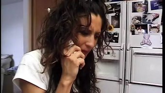 Genç Sarışının Cinsel Organını Memnun Eden Olgun Bir Komşu