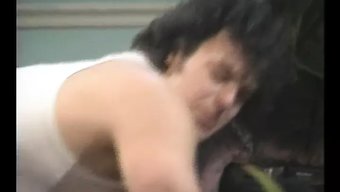 Parlak Çizmeler Ve Iç Çamaşırıyla Dolgun Sarışın Ajan Jerry Butler Tarafından Beceriliyor