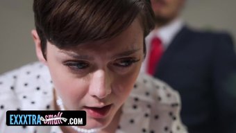 Yeni Patron Çok Katı Ve Jade Valentine'I Hala Işteyken Bir Dayakla Cezalandırıyor.