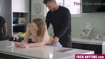 Üvey Baba Ve Üvey Kızın Yasak Arzuları, Üvey Anne Menstruasyondayken.