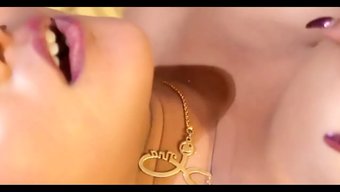 Genç Hintli Kadının Üvey Kız Kardeşi Sevgilisine Ihanet Ediyor Ve Iyi Donanımlı Bir Arkadaşıyla Samimiyet Arıyor