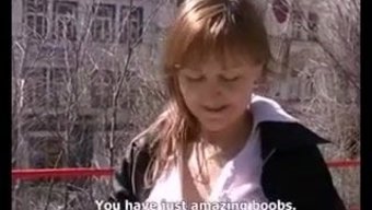 Doğal Göğüslere Sahip Olgun Bir Eş, Cuckold Videosunda Para Için Hakimiyet Altına Alınıyor