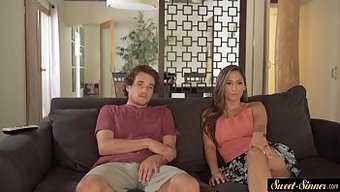 Reena Sky'In Düzgün Traşlı Amcığı Misyoner Pozisyonunda Beceriliyor