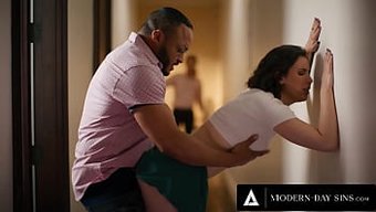 Casey Calvert'In Dillon Diaz Ve Kayınvalideleriyle Buharlı Ilişkisi, Vahşi Bir Grup Seks Seansına Dönüşüyor.