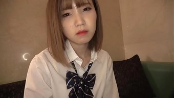 Tuhaf Bir Kız, Yatakta Beni Reddediyor Gibi Görünüyor.