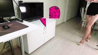 Webtolove'Un Sekreteri Patronunun Penisiyle Kendini Ödüllendiriyor