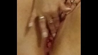 Kötü Kızlar Dildo Ile Oynuyor Ve Yaramaz Oluyorlar